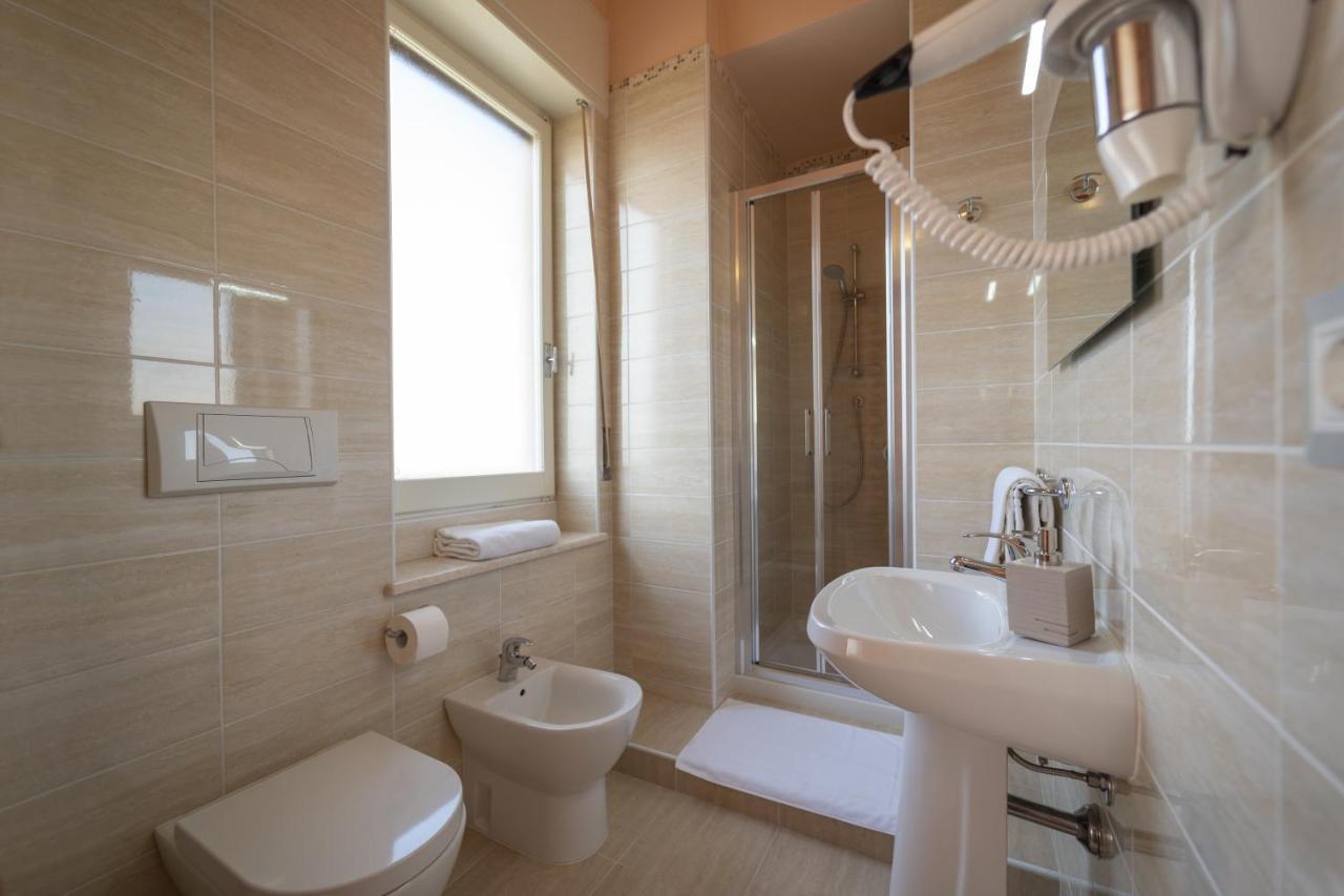 Boutique Rooms Carbonazzi 17 Кальярі Екстер'єр фото