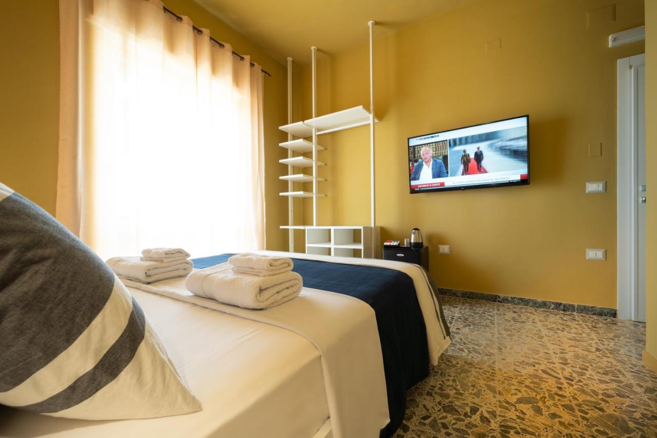 Boutique Rooms Carbonazzi 17 Кальярі Екстер'єр фото